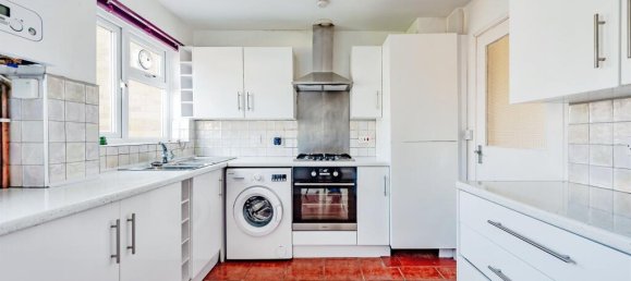 3 bedrooms House in Crawley, United Kingdom No. 6269 5