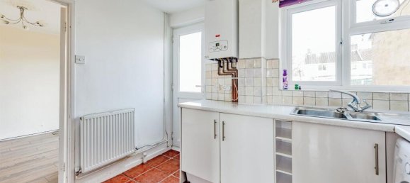 3 bedrooms House in Crawley, United Kingdom No. 6269 2