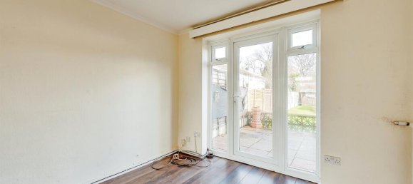 3 bedrooms House in Crawley, United Kingdom No. 6269 8