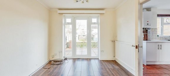 3 bedrooms House in Crawley, United Kingdom No. 6269 7