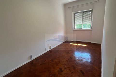 3 bedrooms Apartment in Amadora, Portugal No. 305293