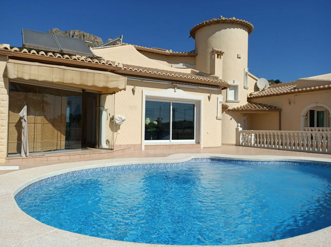 5 bedrooms Villa in Calpe, Spain No. 179008