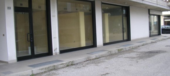 6 rooms Commercial property in Martinsicuro, Italy No. 98232 3