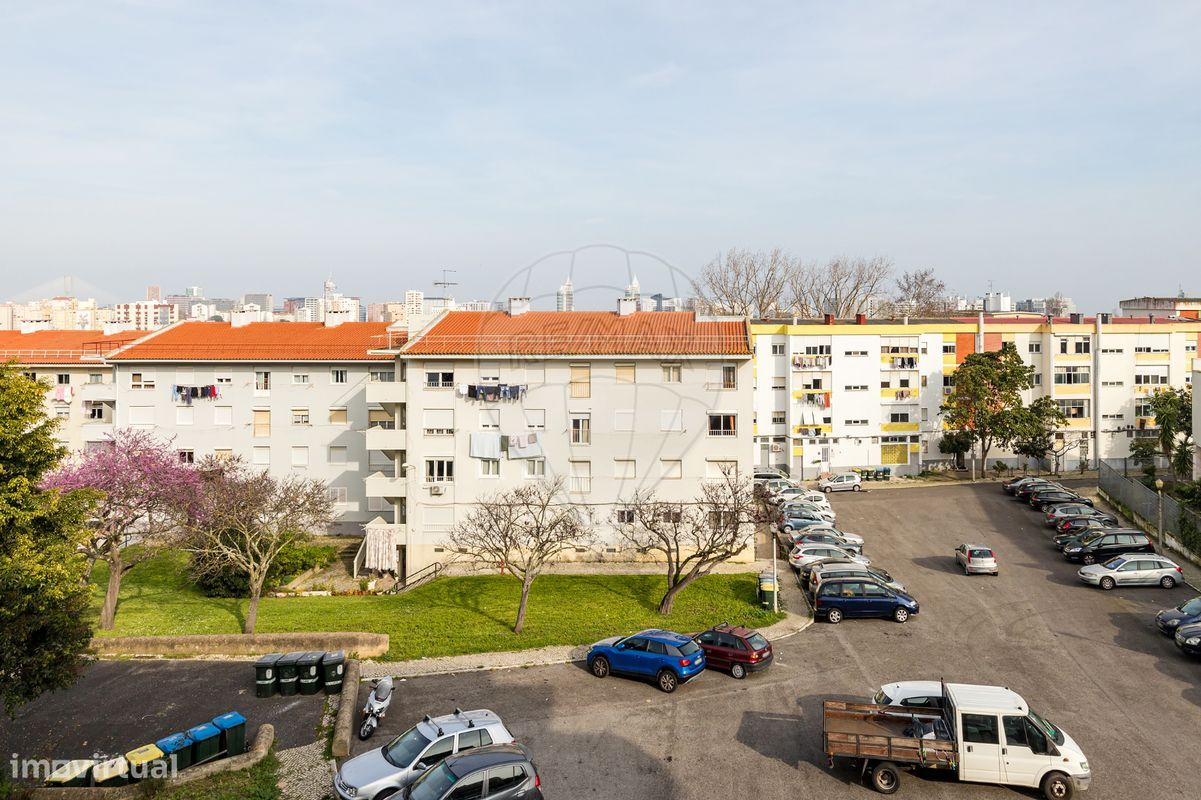 3 bedrooms Apartment in Lisbon, Portugal No. 169646