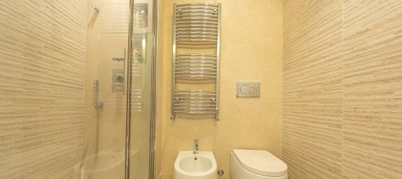 4 bedrooms Apartment in Rome, Italy No. 372126 2