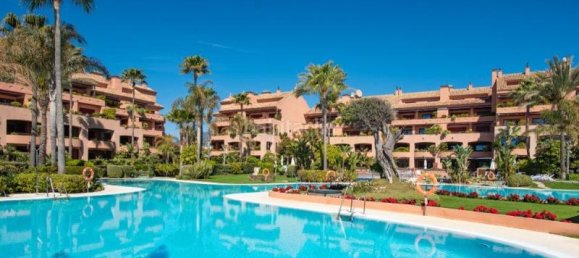 Apartamento de 3 dormitorios en Marbella, Spain No. 20713 2