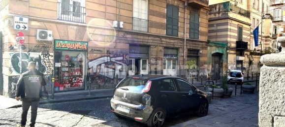 1-Zimmer Gewerbliche Immobilie in Naples, Italy, Nr. 228798 3