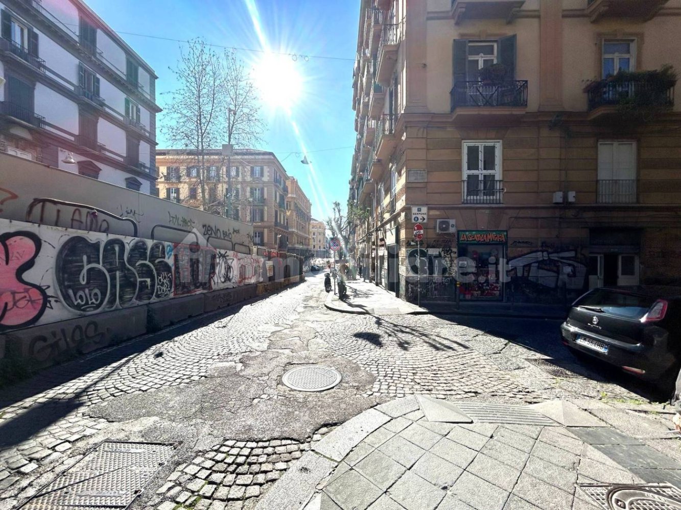 1-Zimmer Gewerbliche Immobilie in Naples, Italy, Nr. 228798