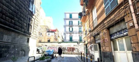 1-Zimmer Gewerbliche Immobilie in Naples, Italy, Nr. 228798 20