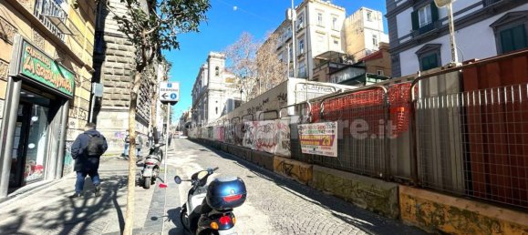 1-Zimmer Gewerbliche Immobilie in Naples, Italy, Nr. 228798 2