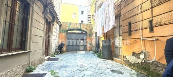 1-Zimmer Gewerbliche Immobilie in Naples, Italy, Nr. 228798 5