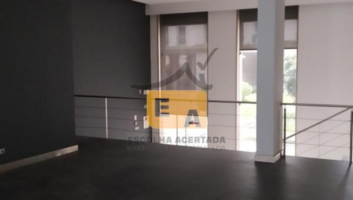 235m² Shop in Porto, Portugal No. 8407