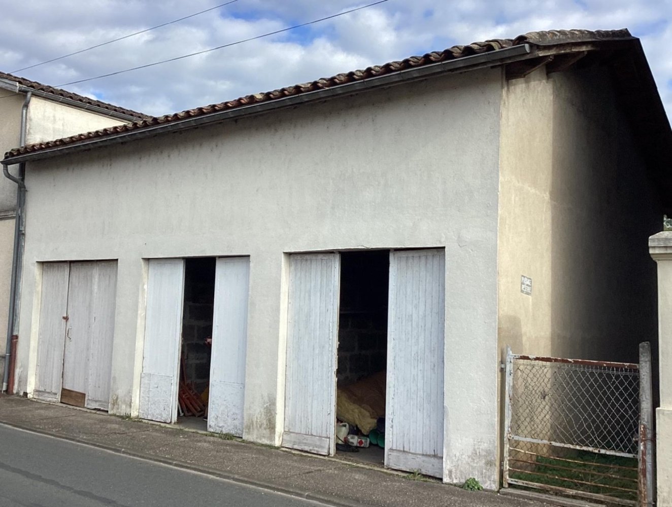  Garage in Coutras, France No. 100309