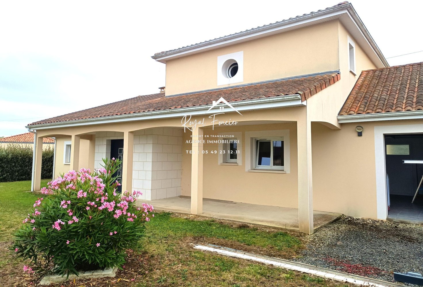 4 غرف نوم منزل في La Celle-Saint-Avant, France رقم 253776