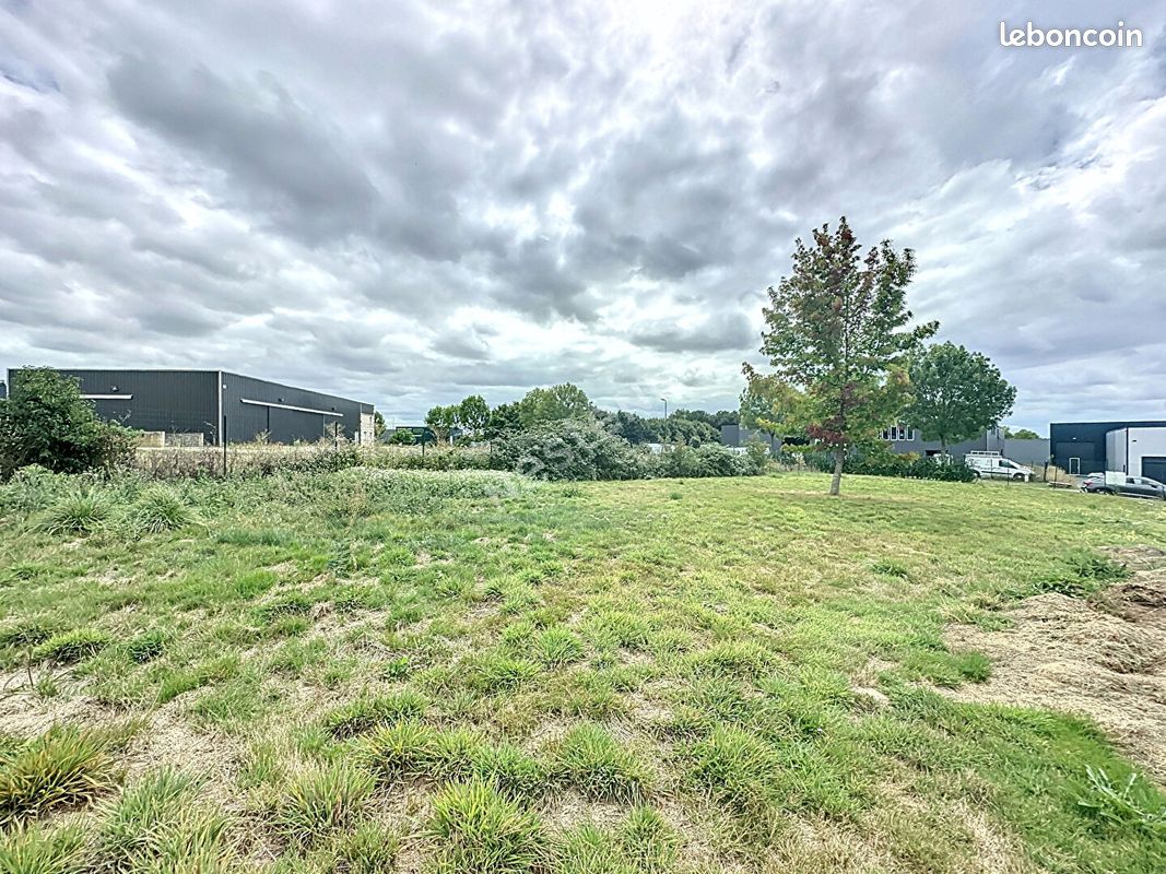 758m² Land in Le Lion-d'Angers, France No. 277618