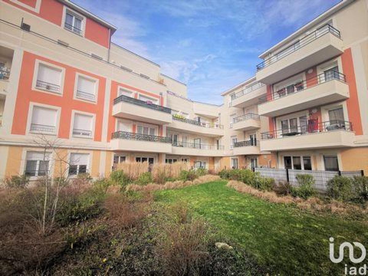2 bedrooms Condo in Trappes, France No. 7829