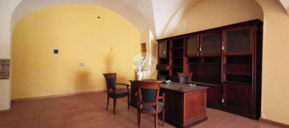 378m² Commercial property in Lucera, Italy No. 70798 3