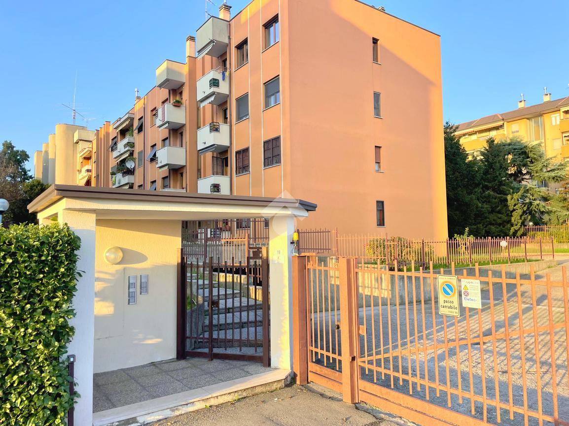 Apartamento de 4 habitaciónes en Cornaredo, Italy No. 93009