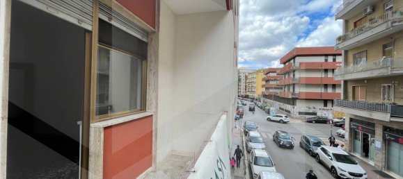 3 rooms Apartment in Bari, Italy No. 33885 3