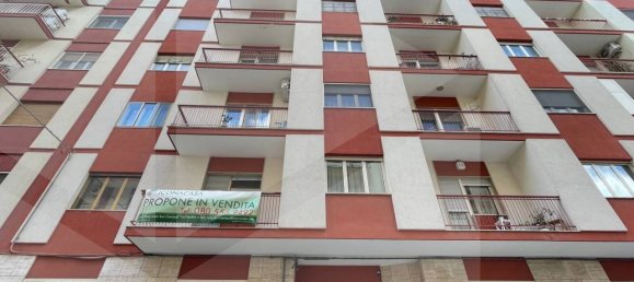 3 rooms Apartment in Bari, Italy No. 33885 2