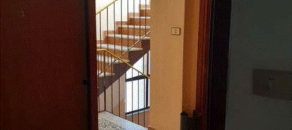 2-salle Appartement à Rozzano, Italy No. 13413 12
