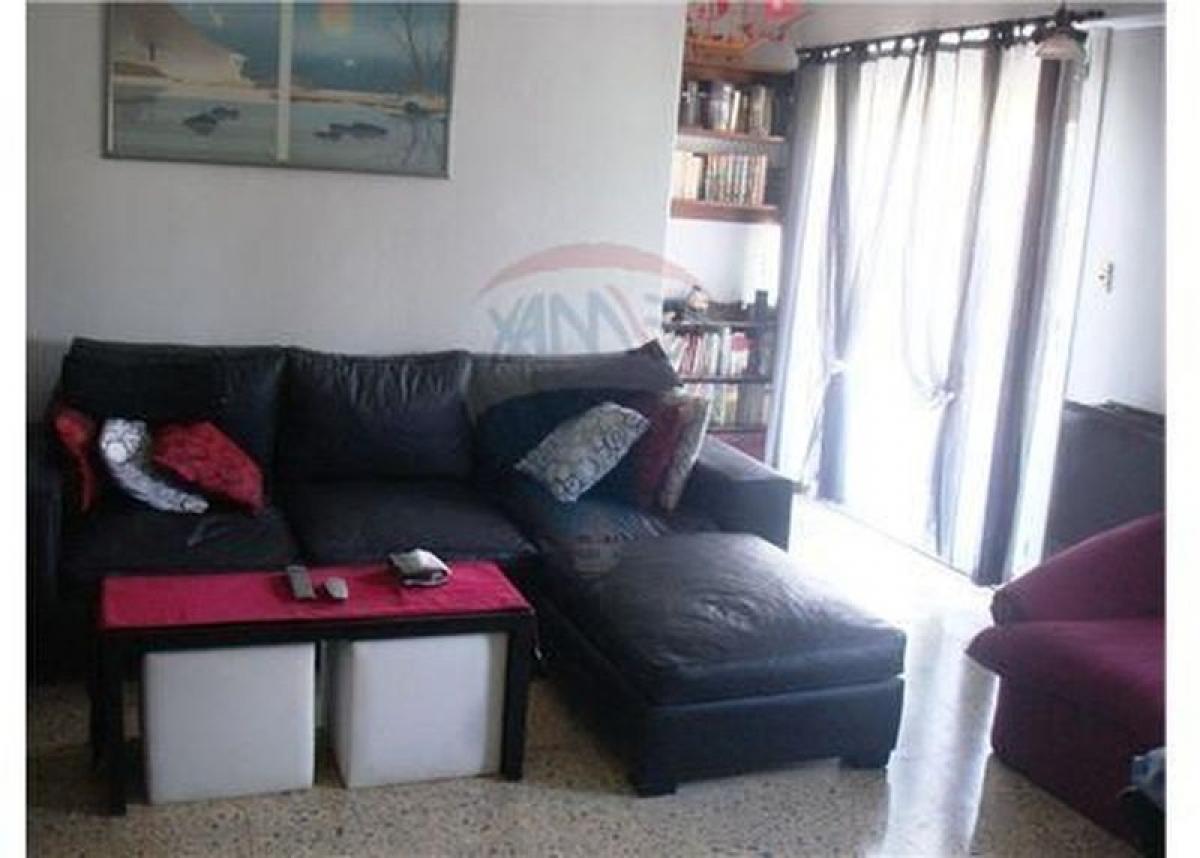 Casa de 3 dormitorios en Vicente López, Argentina No. 56661