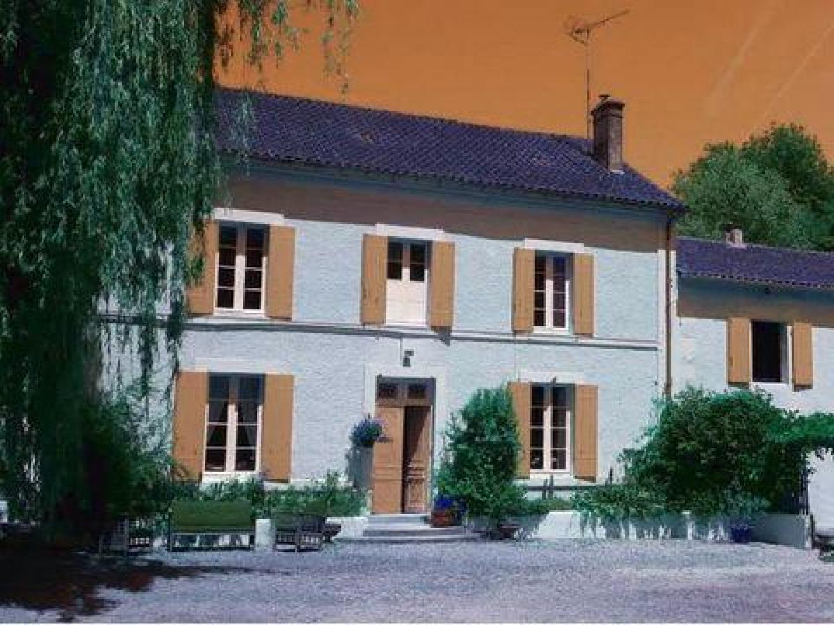 Tienda de 4 dormitorios en Chalais, France No. 19121