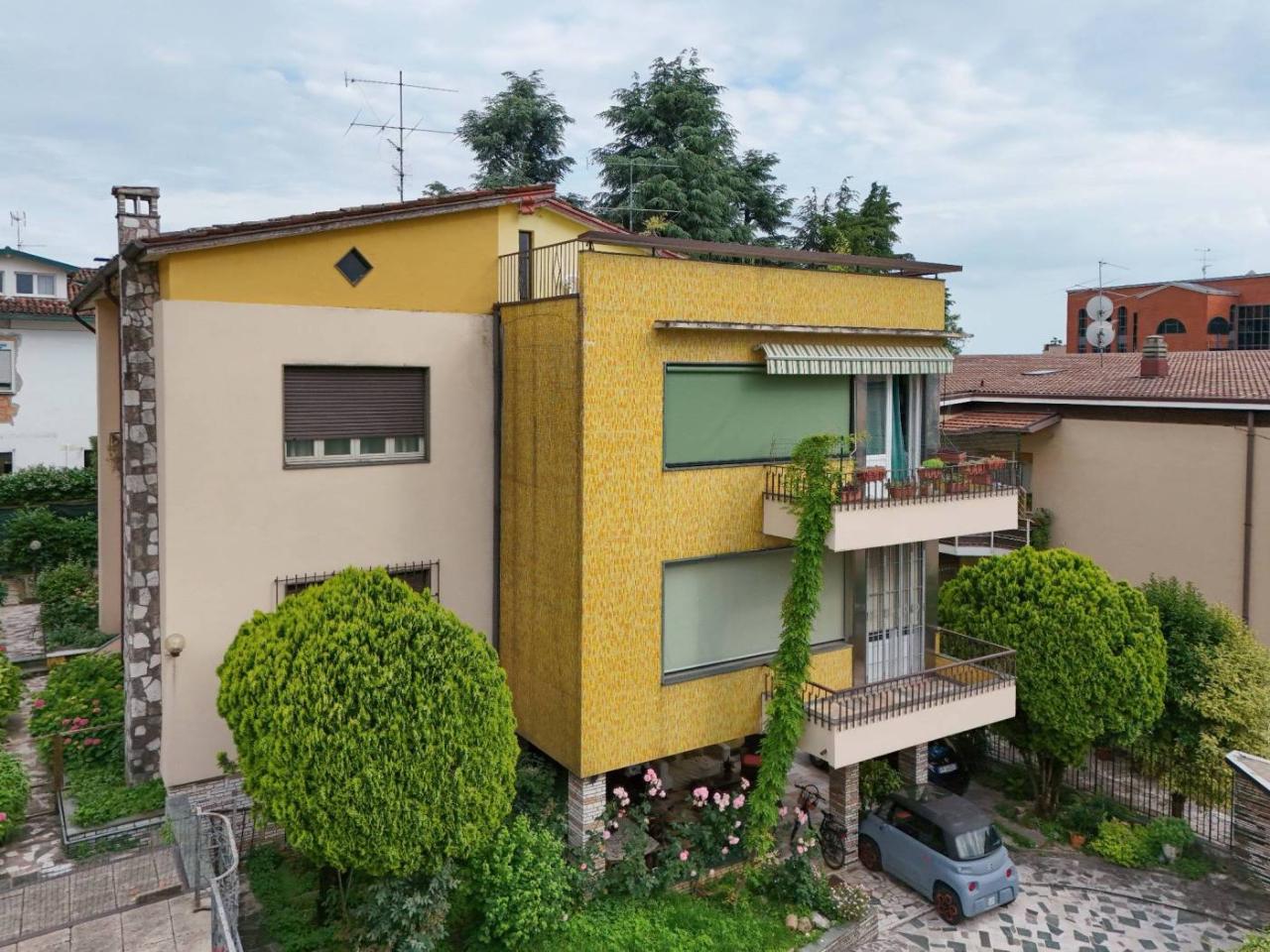 12 rooms Villa in Brescia, Italy No. 19782