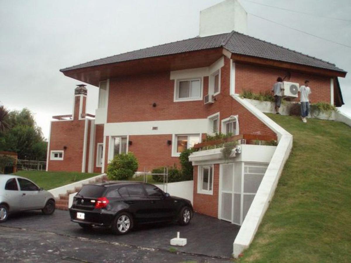 4 bedrooms House in Escobar, Argentina No. 69390
