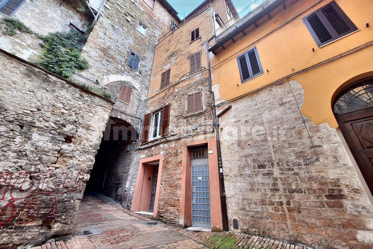 2 rooms Commercial property in Perugia, Italy No. 176001