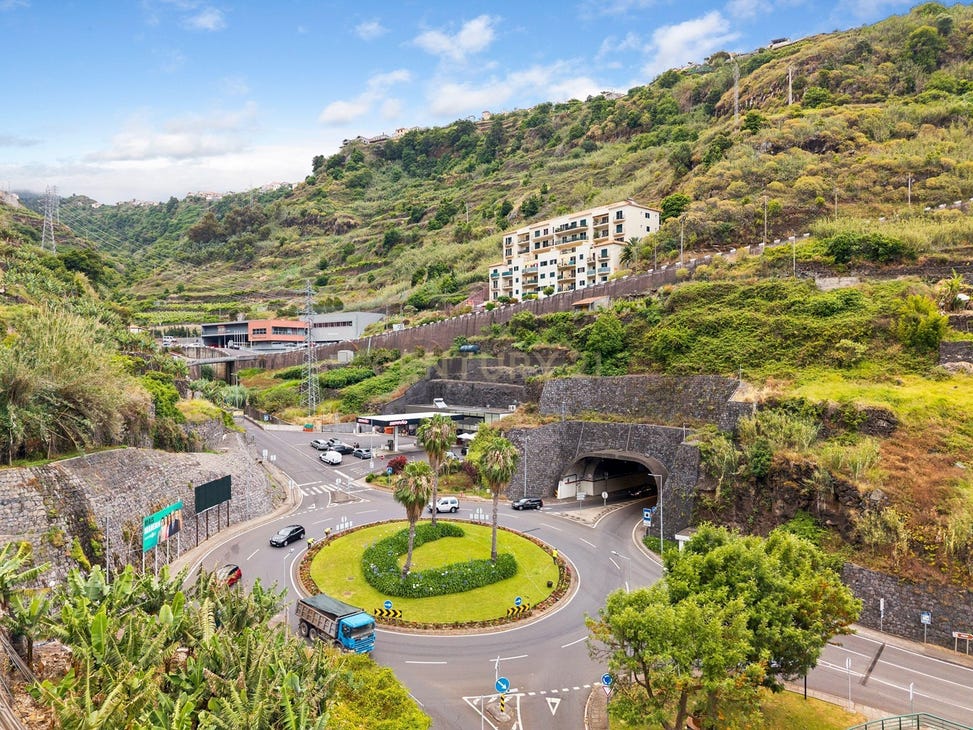 119m² Commercial property in Calheta, Portugal No. 236211