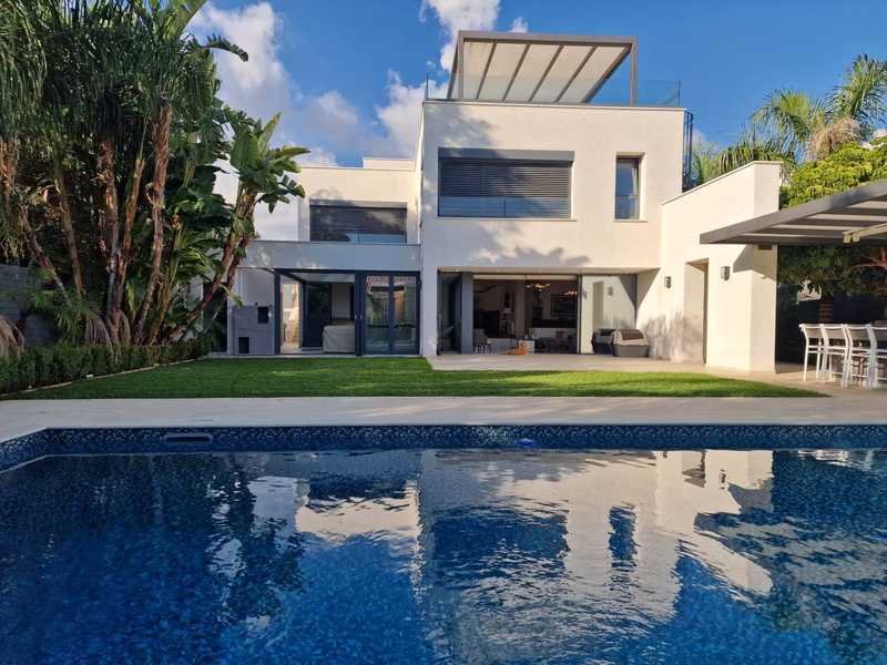 5 bedrooms Villa in Agios Athanasios, Cyprus No. 6689