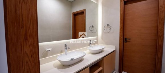 5 bedrooms Villa in Sharjah, UAE No. 17543 4