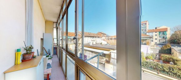 3 rooms Apartment in Turin, Italy No. 12781 2