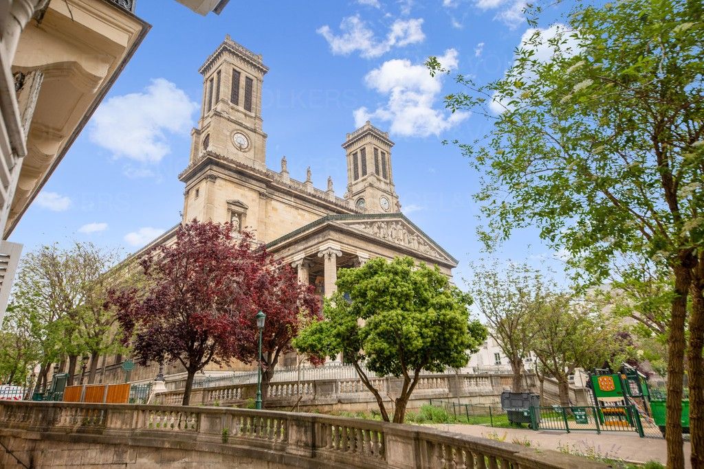 3 bedrooms Apartment in Paris, France No. 175235