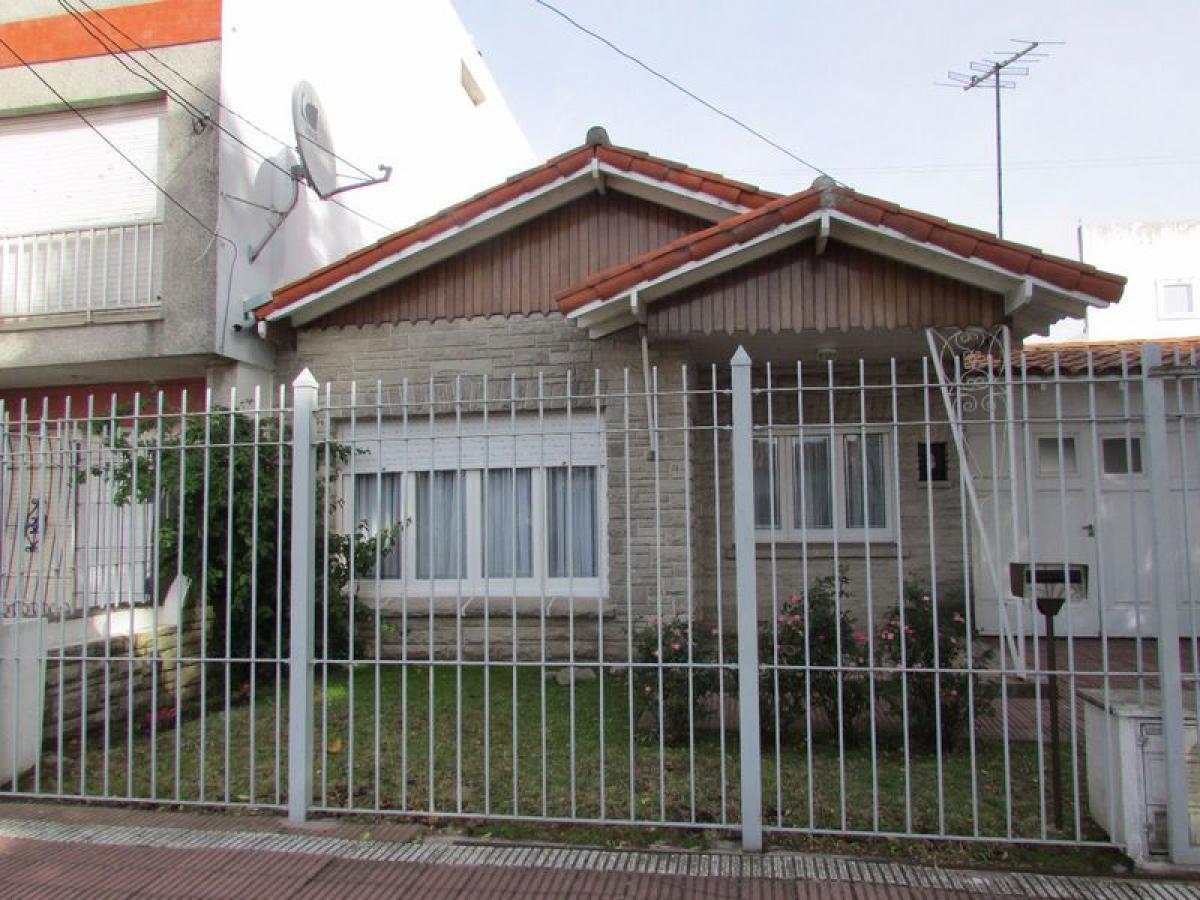 4 bedrooms House in Mar del Plata, Argentina No. 71979