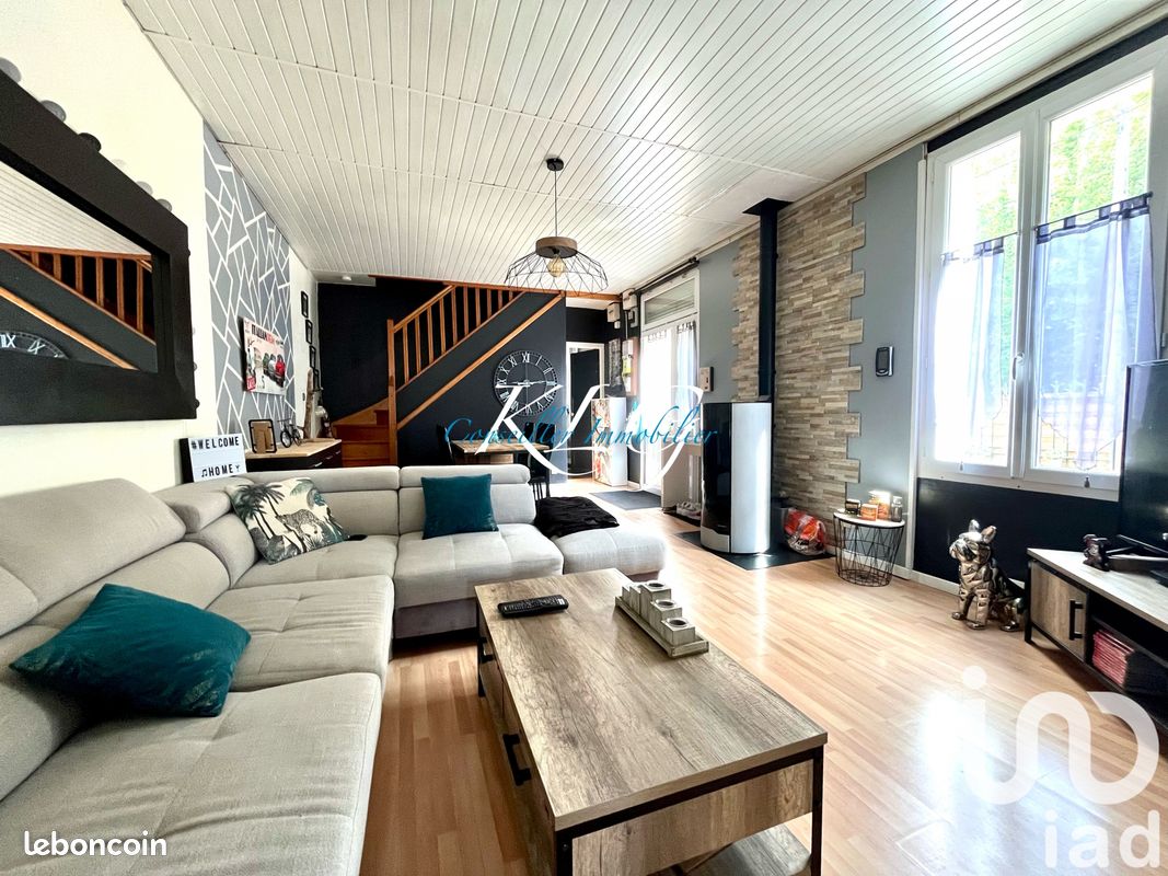 3 bedrooms House in Jouy, France No. 240229