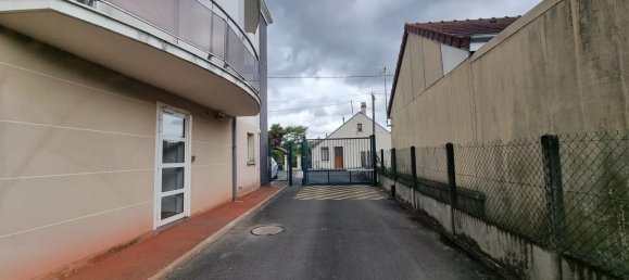 Estacionamiento en Fleury-les-Aubrais, France No. 156688 4