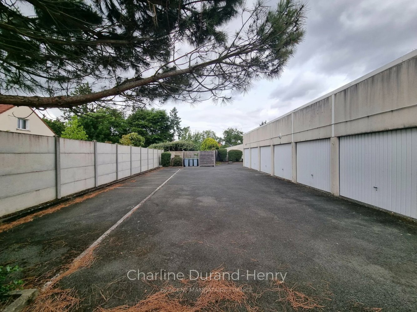 Estacionamiento en Fleury-les-Aubrais, France No. 156688