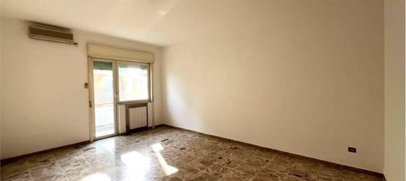 3-salle Appartement à Brindisi, Italy No. 29533 5