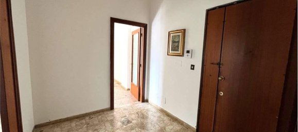 3-salle Appartement à Brindisi, Italy No. 29533 4