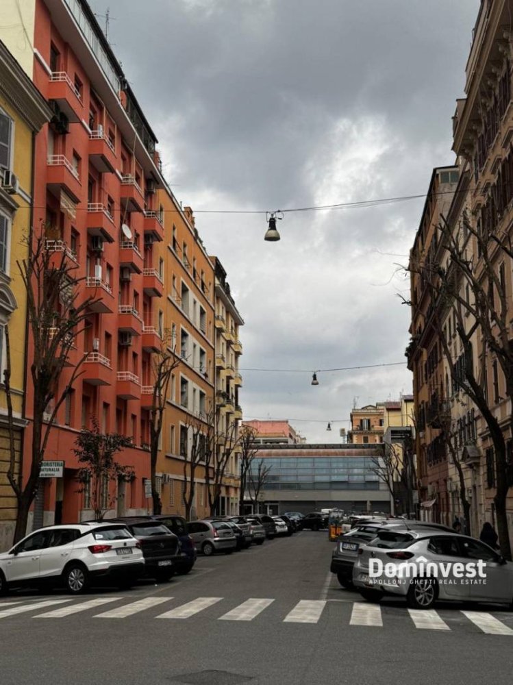 2 rooms Commercial property in Rome, Italy No. 80059