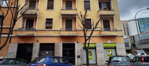 2 rooms Commercial property in Rome, Italy No. 80059 4