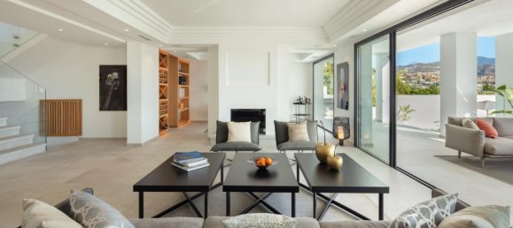 5 bedrooms Villa in Marbella, Spain No. 95242 2