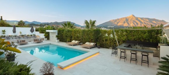 5 bedrooms Villa in Marbella, Spain No. 95242 9