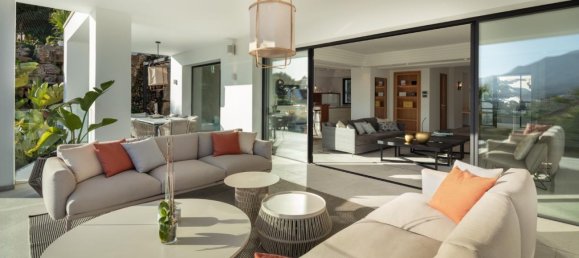 5 bedrooms Villa in Marbella, Spain No. 95242 15