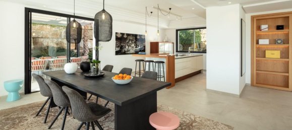 5 bedrooms Villa in Marbella, Spain No. 95242 4