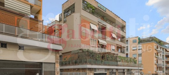 4 bedrooms Apartment in Rome, Italy No. 313743 27