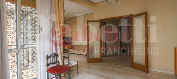 4 bedrooms Apartment in Rome, Italy No. 313743 4