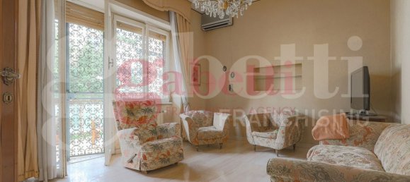 4 bedrooms Apartment in Rome, Italy No. 313743 6